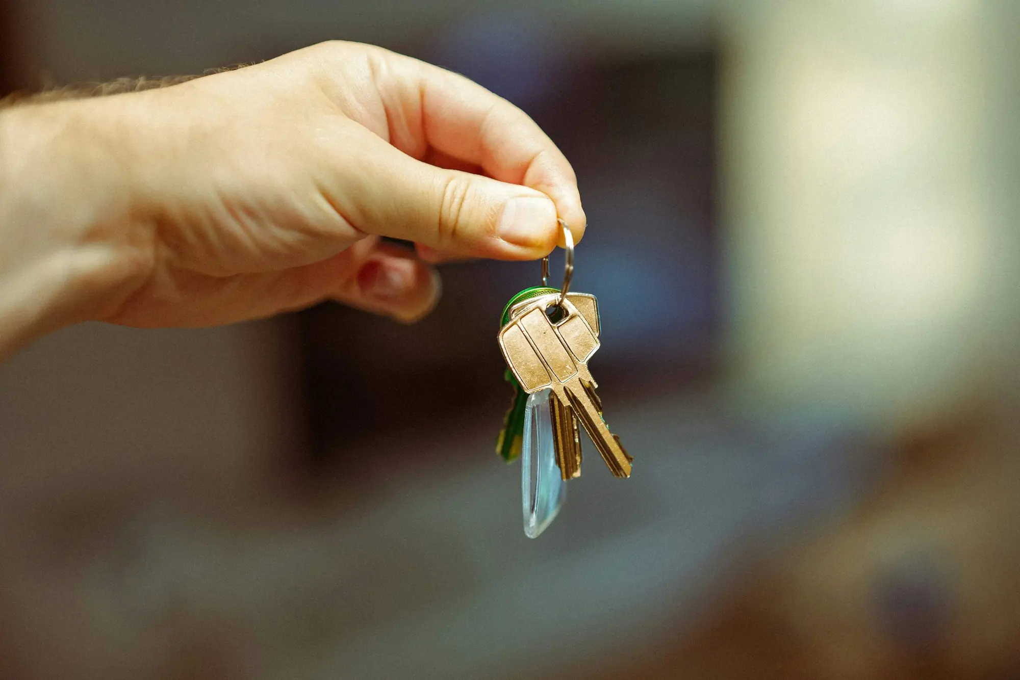 Mano entregando las llaves de una vivienda