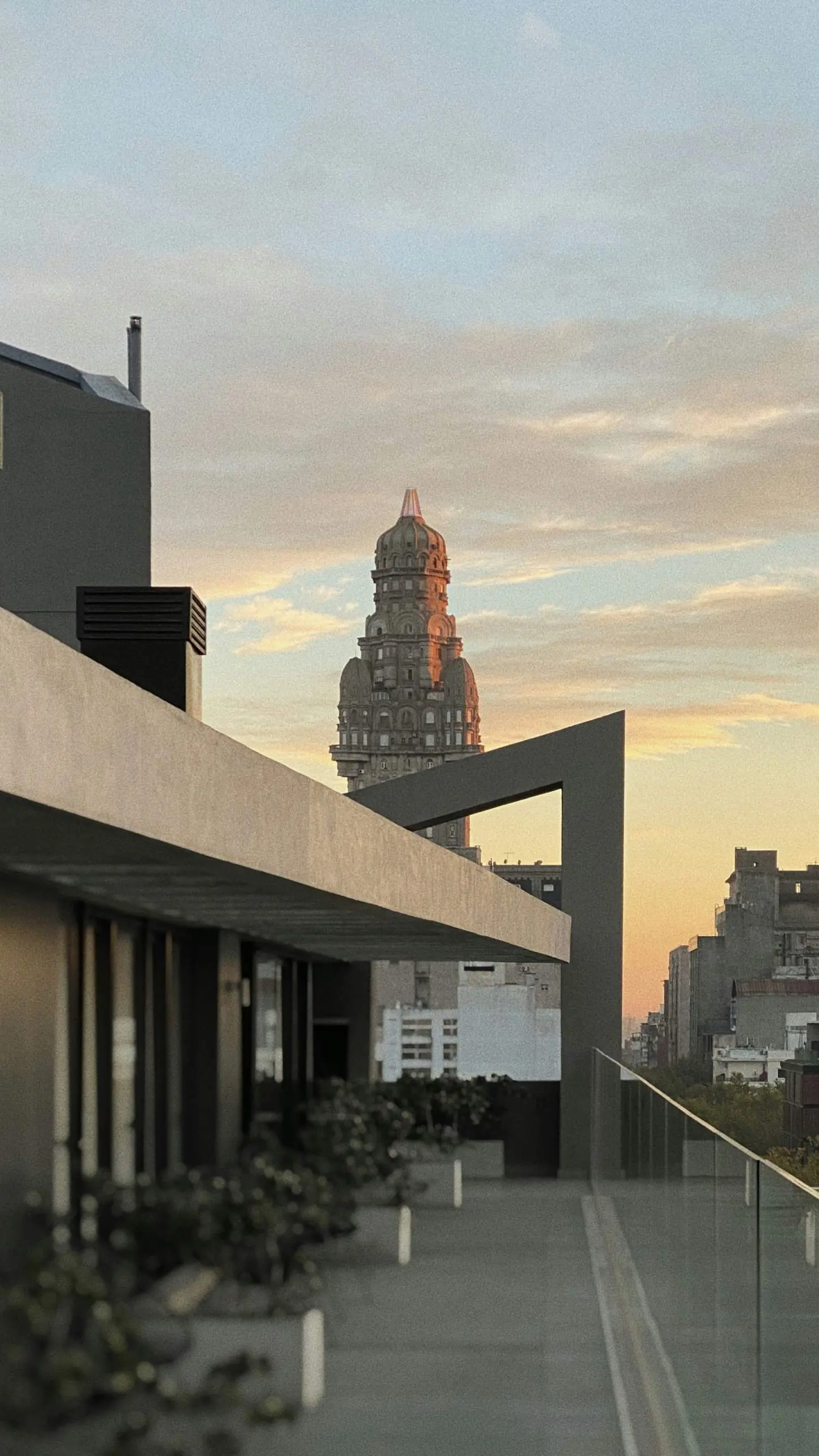 Terraza con vista al Palacio Salvo al atardecer